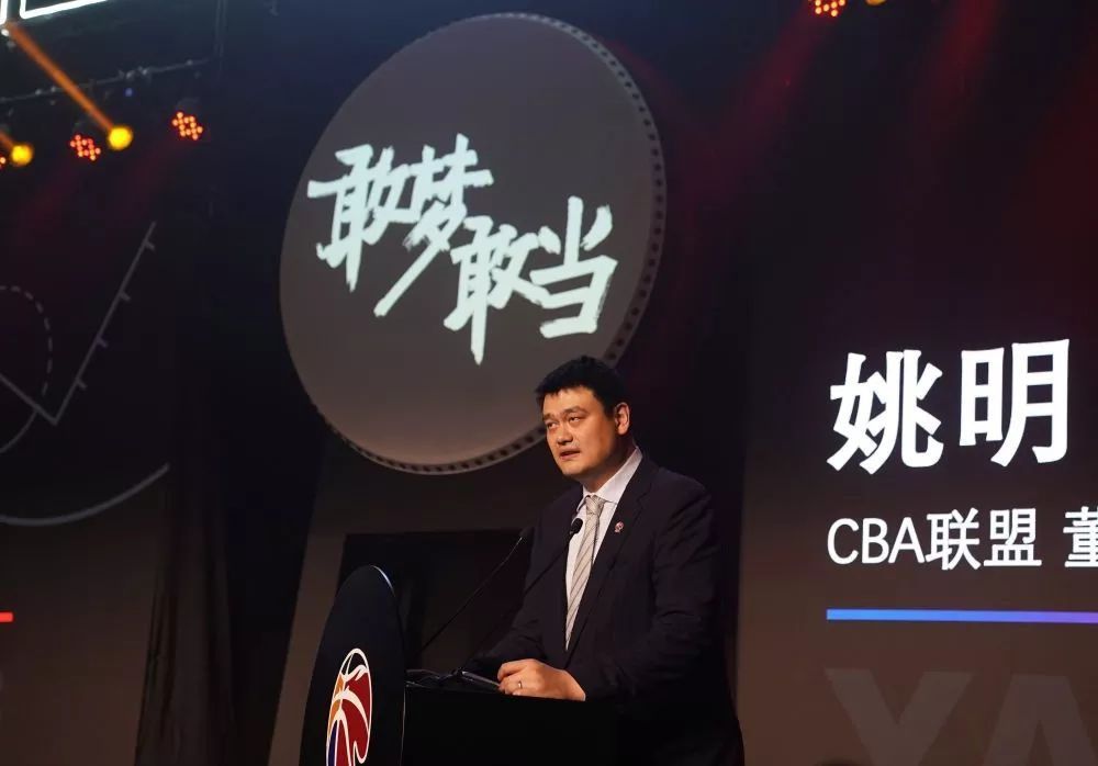 皇马可能提前考虑引进中卫 他们并未考虑瓦拉内据《马卡报》报道，因阿拉巴将长期伤停，皇马可能提前在中卫位置引援，但他们并未考虑签回瓦拉内。